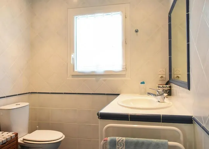 Maison Spacieuse Avec Jardin, Cheminee, Internet Et Lits Faits A L'arrivee - - Fr-1-434-10